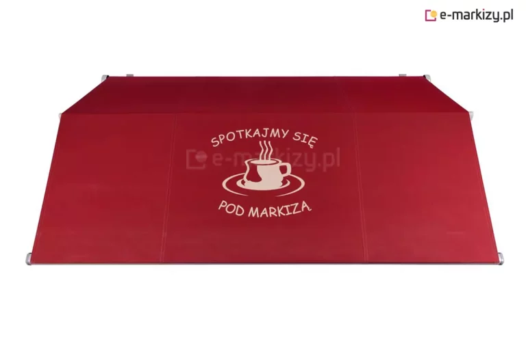 Markiza Allegro MOL widoczna na białym tle. Łamane poszycie wykonane w kolorze czerwonym posiada na polu nad belką przednią nadruk logo z napisem "spotkajmy się pod markizą".