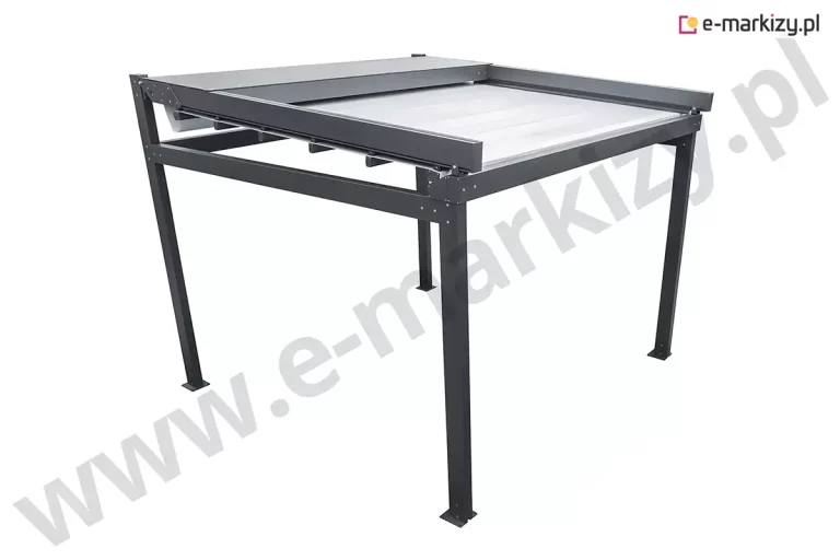Wolnostojąca pergola tarasowa Solid Aluprof pokazana w rzucie izometrycznym od strony frontowej, co pozwala na jednoczesny wgląd w konstrukcję nośną oraz system zadaszenia. Aluminiowy stelaż w głębokim odcieniu antracytu opiera się na czterech kwadratowych słupach, które wieńczy masywna rama zintegrowana z bocznymi prowadnicami. Jasne, techniczne poszycie jest wysunięte na około trzy czwarte długości konstrukcji, co eksponuje zarówno napiętą płaszczyznę materiału chroniącą przed słońcem, jak i wolną przestrzeń u czoła pergoli. W tylnej części widoczny jest aluminiowy daszek systemowy, który w tej konfiguracji osłania pakiet tkaniny i mechanizm napędowy, chroniąc je przed niekorzystnym działaniem czynników zewnętrznych. Całość konstrukcji cechuje się wysoką estetyką wykonania, brakiem widocznych połączeń śrubowych na głównych płaszczyznach belek oraz stabilnym posadowieniem na stopach montażowych z wyraźnymi wycięciami technicznymi.