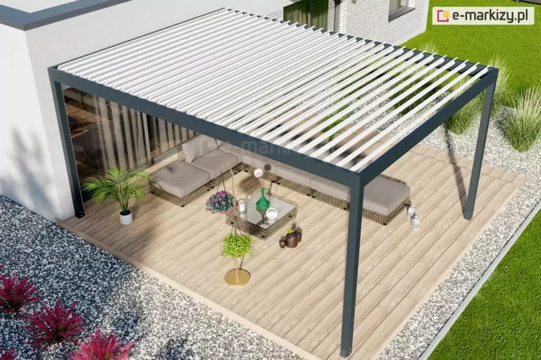 Wizualizacja architektoniczna przedstawiająca nowoczesną pergolę tarasową z dachem lamelowym Bioline, zamontowaną przy ścianie budynku mieszkalnego. Konstrukcja nośna wykonana jest z profili aluminiowych o ciemnoszarym, antracytowym wykończeniu, które harmonijnie współgra z elewacją domu oraz wyposażeniem tarasu. Dach zadaszenia składa się z ciągu równolegle ułożonych, białych ruchomych lameli, które umożliwiają regulację stopnia nasłonecznienia oraz dopływu światła dziennego do przestrzeni wypoczynkowej. Pod pergolą zaaranżowano strefę relaksu z kompletem wypoczynkowym w nowoczesnym stylu, składającym się z modułowej sofy narożnej z szarymi poduszkami, szklanego stolika kawowego oraz dekoracyjnych roślin doniczkowych ustawionych na drewnianej nawierzchni tarasowej. Otoczenie budynku stanowi wypielęgnowany trawnik oraz rabaty żwirowe z ozdobnymi krzewami, co podkreśla estetykę całej posesji. Perspektywa z lotu ptaka ukazuje funkcjonalne wykorzystanie przestrzeni pod zadaszeniem, wskazując na wysoki standard wykończenia oraz spójność designu między architekturą pergoli a zagospodarowaniem ogrodu.