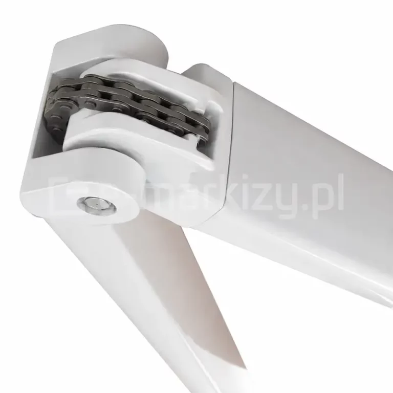 Techniczne zdjęcie makro przedstawiające aluminiowe ramię przegubowe markizy tarasowej Piano Mol, wycięte na jednolitym, białym tle. Kadr skupia się na wewnętrznym mechanizmie przegubu łączącego dwa ramiona konstrukcyjne, które są polakierowane proszkowo na jasny, biały kolor o matowym wykończeniu. Wewnątrz centralnego wycięcia zawiasu wyeksponowany jest solidny, podwójny łańcuch Flyer’a wykonany ze stali o ciemnoszarym odcieniu, który odpowiada za prawidłowe napinanie sprężyn i stabilną pracę ramienia podczas rozwijania poszycia. Profile aluminiowe mają nowoczesny, lekko spłaszczony, aerodynamiczny kształt z łagodnie zaokrąglonymi krawędziami. Całość mechanizmu połączona jest grubym sworzniem stalowym osadzonym w dolnej części przegubu. Zdjęcie wykonano z bliska od wewnętrznej strony ramienia, szczegółowo prezentując inżynieryjne detale naciągu i wysoką jakość wykonania elementów ruchomych markizy.