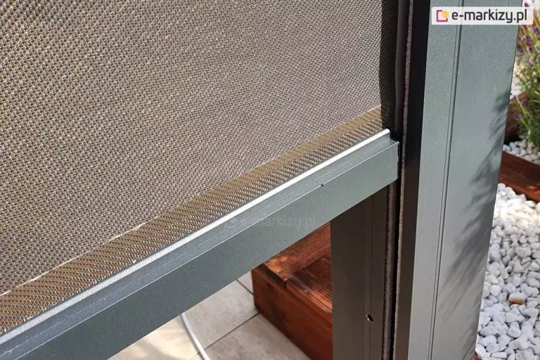 Refleksol ziip do pergoli na prowadnicach montowanych do podpór