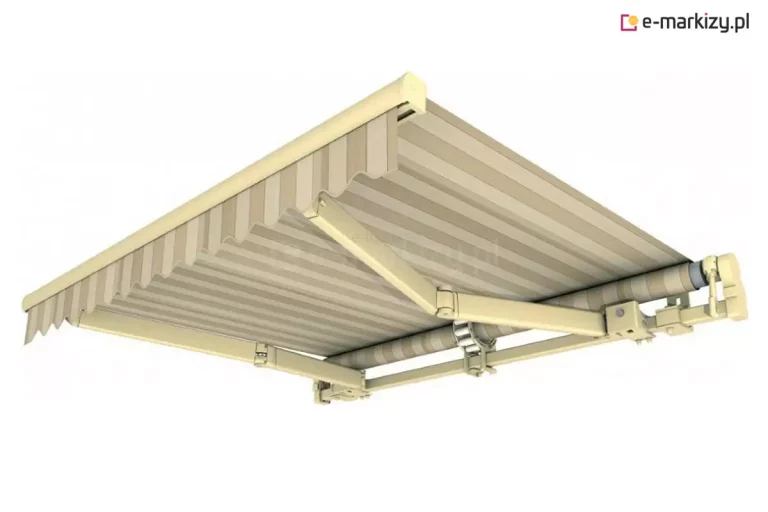 Trójwymiarowy model produktowy markizy tarasowej Jamaica, zaprezentowany pod kątem od dołu na czystym, białym tle. Grafika przedstawia bezkasetową konstrukcję z pełnym widokiem na mechanizm ramion przegubowych oraz rurę nawojową z nawiniętą tkaniną w tylnej części. Aluminiowy stelaż markizy, włącznie z belką montażową, uchwytami ściennymi i ramionami napinającymi, wykonany jest w jednolitym, kremowo-beżowym kolorze. Poszycie markizy zrobione jest z materiału w szerokie, podłużne pasy łączące stonowane odcienie beżu, szarości i jasnego kremu. Z przedniej belki profilowanej zwisa dekoracyjna, równomiernie pofalowana falbana, która powtarza pasiaste wzornictwo i kolorystykę głównej tkaniny zadaszenia. Całość ukazana jest w pozycji częściowo rozłożonej, demonstrując stabilność techniczną i estetykę wykonania osłony przeciwsłonecznej.