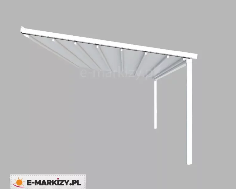 Biała pergola przyścienna z ruchomym, tkaninowym zadaszeniem zamontowana pod lekkim kątem nachylenia. Konstrukcja opiera się na dwóch pionowych słupach nośnych o kwadratowym przekroju, które podtrzymują przednią belkę poprzeczną zintegrowaną z systemem rynnowym. Zadaszenie składa się z wytrzymałego, białego materiału ułożonego w charakterystyczne, regularne segmenty, wspartego na poprzecznych profilach aluminiowych poruszających się wzdłuż bocznych prowadnic. Całość systemu jest polakierowana proszkowo na jednolity biały kolor, co nadaje konstrukcji nowoczesny i minimalistyczny wygląd. Pergola jest przedstawiona na neutralnym, szarym tle, co pozwala precyzyjnie wyeksponować detale techniczne łączeń oraz mechanizm składania poszycia dachowego.