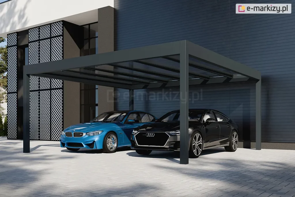 Carport ze szklanym dachem Spekta Glas w kolorze antracytowym ustawiony przy ścianie budynku wyłożonej grafitowymi panelami. Pod zadaszeniem na parkingu wyłożonym kostką brukową stoją dwa auta: niebieskie BMW oraz czarne Audi.