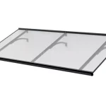Płaski daszek nad duże drzwi Malaga XL mocowany do ściany na wspornikach z aluminium malowanego na kolor czarny, z czarną rynną odpływową oraz pokryciem z przejrzystej płyty poliwęglanowej.