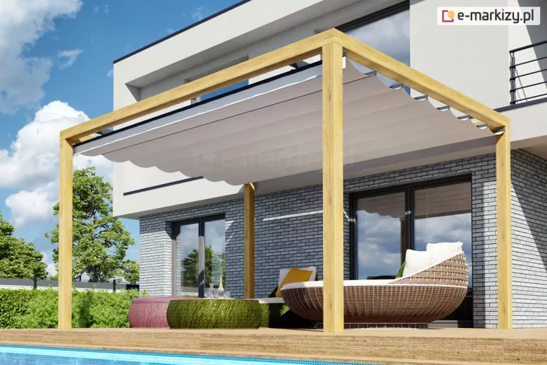 Pergola drewniana Koro przyścienna z dachem Silva osłaniają duże przeszklone drzwi tarasowe oraz meble tarasowe o ciekawym, okrągłym kształcie