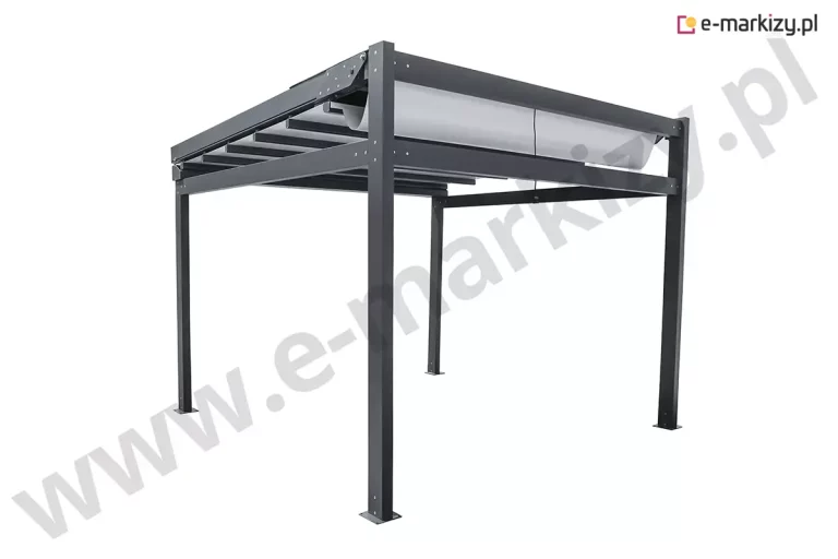 Zdjęcie prezentuje wolnostojącą konstrukcję pergola Solid Aluprof w kolorze antracytowym, przedstawioną na czystym, białym tle. System opiera się na czterech solidnych, kwadratowych profilach pionowych, które są przymocowane do podłoża za pomocą widocznych stóp montażowych z otworami na śruby. Górną część budowli tworzy sztywna rama z grubych profili aluminiowych, wewnątrz której znajduje się ruchome poszycie dachowe wykonane z jasnej, białej tkaniny technicznej. Na zdjęciu materiał dachu jest całkowicie rozwinięty, tworząc charakterystyczną fałdę (balon) pod kasetą osłonową umieszczoną na jednym z końców ramy. Widoczne są również poprzeczne profile podtrzymujące tkaninę, które przesuwają się wzdłuż prowadnic bocznych. Całość charakteryzuje się minimalistycznym, nowoczesnym designem o surowych liniach i wysokiej estetyce wykonania, typowej dla systemów osłonowych klasy premium. Perspektywa zdjęcia z dołu podkreśla stabilność i monumentalny charakter pergoli.