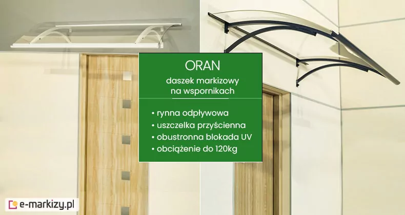 Zdjęcie prezentuje daszek markizowy model Oran w dwóch wariantach kolorystycznych, przedstawiony na tle jasnej elewacji nad drzwiami o strukturze jasnego drewna. Pośrodku grafiki znajduje się zielona plansza informacyjna z białymi napisami, określająca główne cechy produktu: rynna odpływowa, uszczelka przyścienna, obustronna blokada UV oraz wytrzymałość na obciążenie do 120 kg. Lewa część zdjęcia ukazuje wersję zadaszenia z profilami aluminiowymi malowanymi proszkowo na kolor biały. Wypełnienie stanowi przezroczysta płyta akrylowa PMMA, która jest delikatnie wygięta w łuk. Konstrukcja wspiera się na dwóch solidnych, łukowatych wspornikach zamontowanych bezpośrednio do ściany, co eliminuje potrzebę stosowania górnych odciągów. Prawa część zdjęcia prezentuje ten sam model w wersji antracytowej (ciemnoszarej), również z transparentnym wypełnieniem akrylowym, zamontowany pod kątem, co pozwala lepiej dostrzec system wsporników oraz rynnę odpływową. Techniczna budowa daszka Oran obejmuje profil przyścienny z elastyczną uszczelką, która ściśle przylega do elewacji, zapobiegając ściekaniu wody po ścianie. Na przedniej krawędzi płyty akrylowej zamontowana jest estetyczna rynna o obłym kształcie, zakończona bocznymi wylotami. Wsporniki nośne mają nowoczesny, geometryczny kształt z widocznymi punktami montażowymi, zapewniając sztywność i stabilność całej konstrukcji nawet przy znacznym obciążeniu śniegiem.