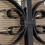 Zbliżenie elementu dekoracyjnego w kolorze czarnym, stosowanego w daszkach nad drzwi retro.