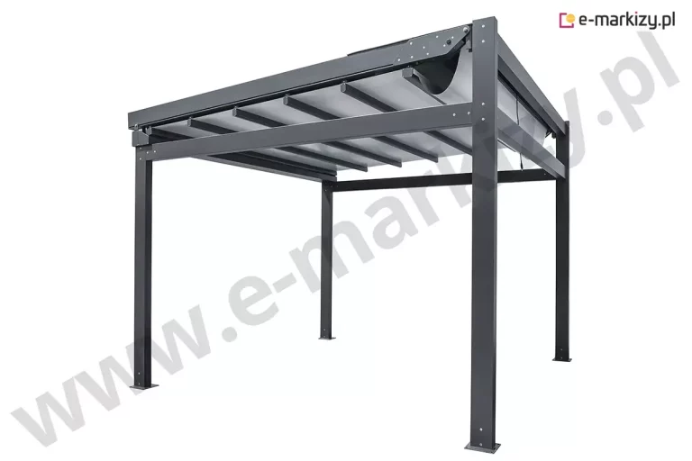 Perspektywiczne ujęcie od dołu aluminiowej pergoli tarasowej Solid Aluprof, ukazujące pełną strukturę nośną oraz system ruchomego poszycia. Konstrukcja opiera się na czterech smukłych, lecz stabilnych słupach o przekroju kwadratu, zakończonych u dołu stalowymi stopami montażowymi z wycięciami na kotwy. Górna rama pergoli składa się z grubych belek obwodowych, wewnątrz których zamontowano szyny prowadzące dla jasnoszarej tkaniny przeciwsłonecznej. Zadaszenie jest w trakcie rozwijania, co pozwala zauważyć regularnie rozmieszczone profile wzmacniające, które nadają materiałowi odpowiednie napięcie i stabilność. Ciemna, grafitowa kolorystyka ramy kontrastuje z jasnym kolorem poszycia, tworząc nowoczesny efekt wizualny. Widok pod kątem eksponuje głębię konstrukcji, precyzyjne spasowanie elementów narożnych oraz minimalistyczny charakter całego systemu osłonowego przeznaczonego do nowoczesnych ogrodów i tarasów.