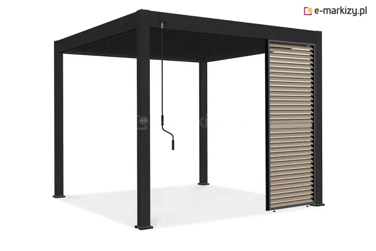 Wolnostojąca pergola lamelowa Rubio w kolorze antracytowym, przedstawiona na białym tle w ujęciu perspektywicznym. Konstrukcja aluminiowa posiada dach żaluzjowy z lamelami w pozycji zamkniętej oraz jeden panel boczny z ruchomymi żaluzjami o wykończeniu drewnopodobnym. Panel z poziomymi listwami w kolorze jasnego drewna zamontowany jest do słupa nośnego, wypełniając prawą część frontu pergoli.Przy lewej podporze pod górną ramą zadaszenia widoczna jest pionowa, czarna korba służąca do manualnej regulacji kąta nachylenia lameli dachowych. Całość charakteryzuje się nowoczesnym designem, łączącym surowość metalowej konstrukcji z ciepłym akcentem drewnianych elementów dekoracyjnych.