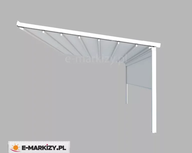 Zdjęcie prezentuje techniczną wizualizację aluminiowej pergoli tarasowej Luxo, przedstawioną na jednolitym szarym tle. Konstrukcja nośna oraz prowadnice zadaszenia wykonane są z profili w kolorze białym. Ruchome poszycie dachowe w kolorze jasnoszarym jest całkowicie rozwinięte i napięte na poprzecznych profilach, tworząc jednolitą płaszczyznę nachyloną pod skosem w celu zapewnienia swobodnego odpływu wody opadowej. Charakterystycznym elementem tej konfiguracji jest zintegrowana pionowa przesłona boczna, również w kolorze jasnoszarym, która jest częściowo rozwinięta między przednim słupem a ścianą budynku, zapewniając dodatkową ochronę przed słońcem, wiatrem oraz zwiększając prywatność użytkowników. Wizualizacja w sposób przejrzysty ukazuje modułowość systemu, pozwalającą na łączenie zadaszenia poziomego z bocznymi osłonami typu screen w ramach jednej, spójnej kolorystycznie konstrukcji.