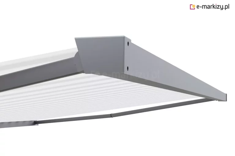 Zbliżenie na boczny profil i detale konstrukcyjne markizy tarasowej Moderno w kolorze antracytowym. Na pierwszym planie widoczna jest masywna, aluminiowa boczna osłona kasety o geometrycznym kształcie z dwoma otworami montażowymi. Od osłony odchodzi długa, prosta listwa czołowa zamykająca markizę. Pod konstrukcją widoczne jest napięte poszycie z tkaniny w biało-szare pasy oraz fragmenty ciemnych, metalowych ramion przegubowych podtrzymujących materiał. Całość przedstawiona pod kątem od dołu na czystym, białym tle, co eksponuje techniczną precyzję wykończenia elementów aluminiowych.