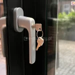 Klamka do zamknięcia szklanych ścian przesuwnych Auris zainstalowana na specjalnym panelu bocznym. Klamka z kluczem pozwala zamknąć przestrzeń zadaszenia od wewnątrz.
