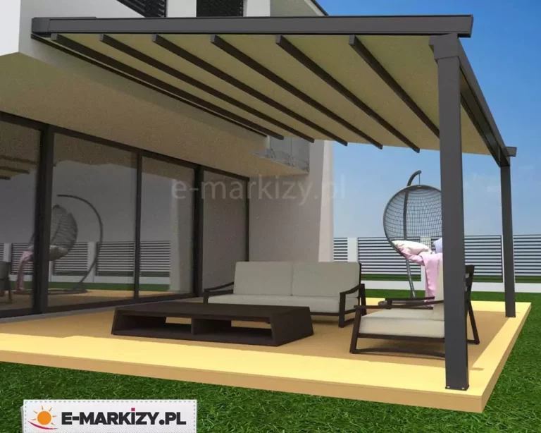 Zdjęcie pergoli tarasowej Sqaure o konstrukcji aluminiowej w kolorze antracytowym, zamontowanej do jasnej elewacji piętrowego budynku. Zadaszenie pergoli składa się z beżowego lub jasnokremowego poszycia materiałowego, które jest rozwinięte i wsparte na poprzecznych profilach w kolorze ramy. Konstrukcja opiera się na dwóch solidnych, kwadratowych słupach nośnych umieszczonych na krawędzi tarasu. Pod zadaszeniem, na jasnej nawierzchni tarasu o piaskowym odcieniu, znajduje się strefa wypoczynkowa wyposażona w nowoczesną sofę i fotel z jasnymi poduszkami oraz czarny, niski stolik kawowy o geometrycznym kształcie. W tle, obok mebli, widoczny jest wiszący fotel ogrodowy typu kokon z szarym stelażem. Duże przeszklenia parteru budynku odbijają meble tarasowe oraz otaczającą zieleń, w tym fragment trawnika i ogrodzenia. Całość przedstawiona jest na tle błękitnego nieba i zielonego ogrodu, podkreślając funkcjonalność zadaszenia w słoneczne dni.