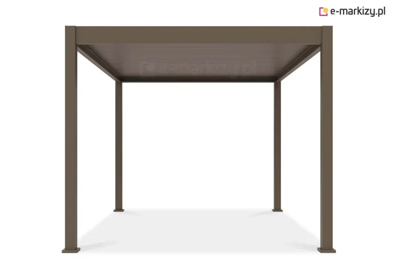 Zdjęcie prezentuje wolnostojącą pergolę tarasową Marlo w wariancie kolorystycznym taupe, ukazaną od frontu w celu ekspozycji symetrii konstrukcji. Aluminiowy stelaż składa się z czterech pionowych słupów o kwadratowym przekroju, które podtrzymują płaski dach lamelowy o matowym wykończeniu w odcieniu ciemnego beżu. Lamele zadaszenia są całkowicie zamknięte, tworząc jednolitą, szczelną płaszczyznę chroniącą przed słońcem i opadami. Całość osadzona jest na stopach montażowych z estetycznymi maskownicami, a minimalistyczna bryła pozbawiona jest widocznych łączeń mechanicznych na zewnętrznych profilach ramy. Produkt przedstawiony jest na neutralnym, białym tle, co podkreśla surowy, nowoczesny charakter konstrukcji.
