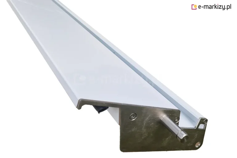 Zdjęcie produktowe przedstawia zbliżenie na profil lameli (pióra) pergoli SB350 Aluprof, ukazując detale konstrukcyjne jej zakończenia na białym, jednolitym tle. Element jest wykonany z ekstrudowanego aluminium lakierowanego na kolor biały o półmatowym wykończeniu. Na pierwszym planie widoczny jest metalowy element końcowy, czyli zaślepka wykonana ze stali nierdzewnej lub ocynkowanej o surowej, szczotkowanej fakturze, przymocowana do profilu za pomocą wkrętów z łbem krzyżakowym. Z bocznej powierzchni zaślepki wystaje solidny, cylindryczny trzpień montażowy wykonany ze stali, który służy do osadzenia lameli w łożyskach ramy pergoli. Trpień posiada precyzyjne wyżłobienie (kryzę) przy końcu, ułatwiające stabilne zablokowanie elementu w mechanizmie obrotowym. Profil samej lameli ma aerodynamiczny kształt z wyraźnym przetłoczeniem w górnej części, tworzącym rynienkę, oraz uszczelkę widoczną od spodu, która zapewnia szczelność zadaszenia po zamknięciu. Całość ujęta jest pod kątem, co pozwala na dokładną ocenę grubości ścianek profilu oraz jakości wykończenia detali mechanicznych.