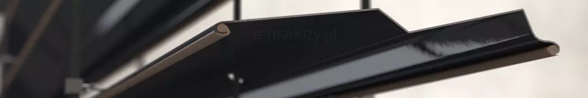 Zbliżenie przekroju bocznego lamela żaluzji fasadowych Z90 marki Aluprof w kolorze czarnym. W zawiniętych krawędziach widoczne gumowe uszczelki wyciszające.