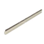 Listwa uszczelniająca do paneli Auris wykonana z wysokiej jakości aluminium malowanego proszkowo w kolorze kremowo-białym z zamontowaną uszczelką szczotkową. Produkt posiada charakterystyczny profil w kształcie litery L z dodatkowym wyprofilowaniem stabilizującym, co umożliwia precyzyjny montaż na krawędzi profilu aluminiowego. Górna część listwy wyposażona jest w gęste, szare włosie o równej wysokości, które pełni funkcję izolacyjną oraz chroni przed przedostawaniem się zanieczyszczeń, kurzu i wiatru do wnętrza zabudowy. Konstrukcja elementu jest sztywna i gładka, a jej powierzchnia wykończona w macie, co zapewnia estetyczne dopasowanie do prowadnic systemu Auris. Na zdjęciu produkt zaprezentowany jest pod kątem, co pozwala uwidocznić zarówno przekrój boczny profilu, jak i strukturę wsuwanej szczotki uszczelniającej na całej długości komponentu.