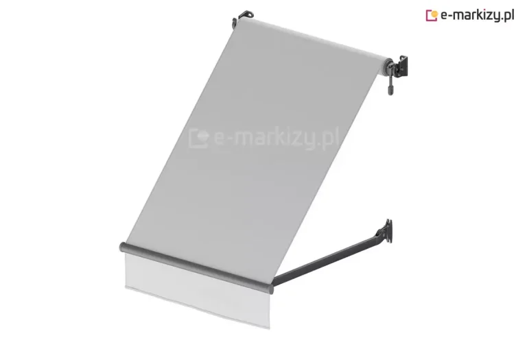 Techniczny render markizy balkonowej z ramionami ściennymi na białym tle, przedstawiający produkt w pełnym rozłożeniu pod kątem. Markiza posiada gładkie, jasnoszare poszycie zakończone prostą falbaną. Mechanizm obejmuje górną rurę nawojową z widocznymi uchwytami montażowymi oraz zintegrowaną przekładnią korbową po prawej stronie. Dwa ciemnoszare ramiona boczne są wyposażone w stopy montażowe przeznaczone do przykręcenia do ściany. Ramiona te łączą się z okrągłą belką frontową, która napina tkaninę. Konstrukcja charakteryzuje się minimalistycznym, nowoczesnym designem i kontrastem między jasnym materiałem a ciemną, matową strukturą ramion i uchwytów.