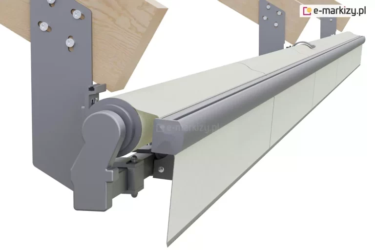 Techniczny rendering 3D przedstawiający system montażowy markizy tarasowej mocowanej do krokwi dachowych. Montaż markizy Jamaica Aluprof: Na pierwszym planie widoczny jest masywny, stalowy uchwyt krokwiowy w kolorze antracytowym, przykręcony czterema śrubami do boku drewnianej krokwi o jasnym odcieniu. Do dolnej części uchwytu przymocowana jest boczna głowica markizy oraz rura nawojowa, na którą nawinięta jest tkanina w kolorze kremowym lub złamanej bieli. Przed rurą nawojową znajduje się profil czołowy markizy z zamontowaną pionową falbaną. W tle widoczne są dwa kolejne, analogiczne punkty montażowe, rozmieszczone liniowo wzdłuż konstrukcji dachu. Całość mechanizmu wykonana jest z metalu lakierowanego proszkowo na matowy szary kolor. Tło grafiki jest jednolite, białe.