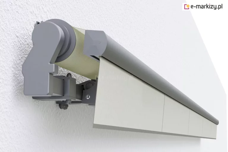 Techniczne zbliżenie na mechanizm markizy tarasowej bez kasetowej montowanej do białej, strukturalnej ściany. Na zdjęciu widoczny jest boczny wspornik wykonany z aluminium w kolorze szarym, który podtrzymuje stalową rurę nawojową z nawiniętą tkaniną w kolorze kremowym. Poniżej rury znajduje się uchwyt ramienia przegubowego przymocowany do kwadratowej belki montażowej za pomocą śrub. Przednia część markizy zakończona jest aluminiową belką frontową o zaokrąglonym profilu, z której zwisa pionowo fragment gładkiego poszycia. Konstrukcja jest otwarta, co zapewnia bezpośredni dostęp do rury nawojowej i ramion markizy.