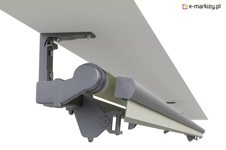 Techniczna wizualizacja przedstawiająca sufitowy montaż markizy tarasowej. Na renderze widoczny jest solidny, szary wspornik aluminiowy w kształcie litery L, przykręcony pionowo do płaskiej, białej powierzchni sufitu za pomocą śrub montażowych. Do wspornika przymocowany jest mechanizm markizy, obejmujący rurę nawojową z nawiniętym materiałem w kolorze jasnokremowym oraz profil przedni z ząbkowaną falbaną. Konstrukcja pokazana jest z perspektywy dolnej, co uwidacznia detale techniczne, takie jak śruby imbusowe mocujące uchwyt oraz przegub ramienia markizy. W tle widoczna jest dalsza część białego zadaszenia oraz kolejny punkt montażowy w oddali, co sugeruje stabilność całej instalacji. Obraz ma charakter poglądowy i instruktażowy.
