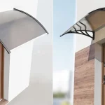 Zdjęcie prezentuje dwa ujęcia tego samego modelu daszka naddrzwiowego zamontowanego nad nowoczesnym wejściem, zestawione obok siebie w formie kolażu. Na lewym ujęciu, wykonanym z góry pod kątem, widoczna jest gładka powierzchnia płyty z poliwęglanu komorowego w kolorze dymionego brązu, osadzona w czarnych wspornikach o ozdobnym, ażurowym kształcie. Prawy kadr pokazuje konstrukcję od dołu, podkreślając łukowate wygięcie daszka oraz detale czarnych wsporników przytwierdzonych do jasnej, otynkowanej elewacji. Pod zadaszeniem znajdują się nowoczesne drzwi wejściowe z pionowym przeszkleniem, osadzone we wnęce wykończonej panelami o strukturze naturalnego drewna. Aluminiowe listwy wykończeniowe w kolorze srebrnym i czarnym zabezpieczają krawędzie poliwęglanu, tworząc estetyczne zamknięcie konstrukcji.