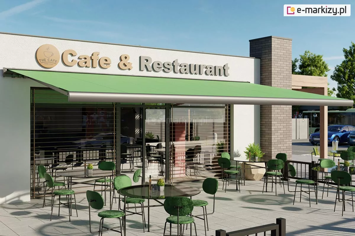 Zewnętrzny ogródek kawiarni i restauracji o nazwie „Cafe & Restaurant”, nad którym zamontowano szeroką, rozkładaną markizę o gładkim poszyciu w kolorze żywej, jasnej zieleni - model Palladio Aluprof. Markiza opiera się na srebrnej, aluminiowej konstrukcji z grubą, zaokrągloną belką przednią, która nadaje całości nowoczesny wygląd. Została ona przytwierdzona do białej fasady parterowego budynku, na której widnieje duży napis z nazwą lokalu oraz okrągły logotyp z filiżanką kawy. Pod zadaszeniem znajduje się przestronny taras wyłożony jasnoszarymi płytami, na którym ustawiono liczne stoliki z ciemnymi, błyszczącymi blatami oraz dopasowane do nich krzesła z okrągłymi siedziskami i oparciami w kolorze butelkowej zieleni. Przeszklone ściany restauracji, osłonięte od wewnątrz poziomymi żaluzjami, odbijają otoczenie, w tym zaparkowane w oddali samochody. Po prawej stronie widoczny jest pionowy filar wykonany z szarej cegły oraz fragment nowoczesnej pergoli. Całość sceny jest oświetlona pełnym słońcem, tworząc wyraźną linię cienia rzucanego przez zieloną markizę na stoliki i posadzkę, co podkreśla jej funkcję ochronną w słoneczny dzień. W tle widoczne są zielone drzewa oraz bezchmurne, błękitne niebo.