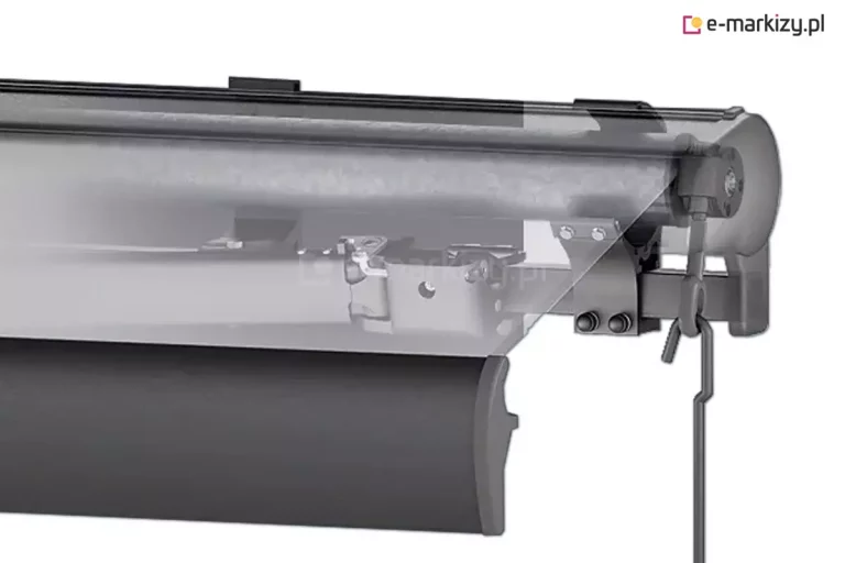 Przekrój techniczny z efektem przezroczystości prezentujący wewnętrzne mechanizmy markizy kasetowej. Widoczna jest rura nawojowa z nawiniętą tkaniną, mechanizm korbowy z uchem do zaczepienia rączki oraz system mocowania ramion do profilu kwadratowego. Zewnętrzna obudowa (kaseta) jest w kolorze ciemnoszarym, a elementy wewnętrzne, takie jak śruby i przeguby, ukazane są z dużą precyzją. Po prawej stronie zwisa fragment metalowego haka do ręcznego sterowania.