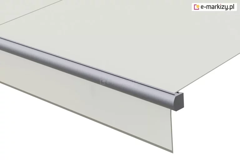 Zbliżenie na aluminiową belkę frontową markizy tarasowej Jamaica w kolorze srebrnym/szarym, na której zamontowane jest poszycie z tkaniny. Zdjęcie przedstawia konstrukcję dwupoziomową: górna część materiału biegnie poziomo, tworząc główny dach markizy, natomiast dolna część tkaniny zwisa pionowo, tworząc tak zwaną falbanę (voverlay). Belka posiada profil o zaokrąglonym froncie z widocznym kanałem montażowym u góry oraz plastikową zaślepkę boczną o wielokątnym kształcie. Tkanina jest gładka, w jednolitym jasnoszarym lub kremowym kolorze, o wysokim stopniu napięcia. Całość ukazana na neutralnym, białym tle w rzucie izometrycznym.