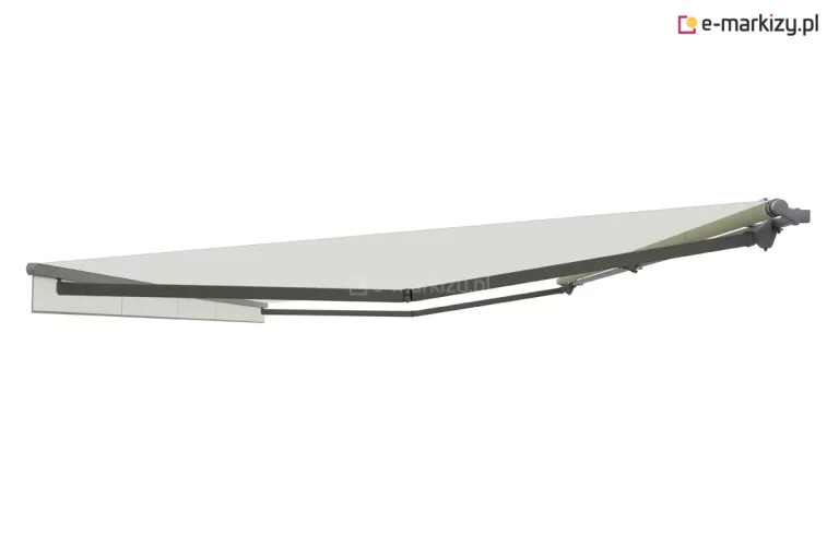 Render 3D przedstawiający rozłożoną markizę tarasową w pełnym wysięgu, ujętą z perspektywy dolnej bocznej na białym tle. Konstrukcja markizy opiera się na dwóch przegubowych ramionach bocznych oraz dodatkowym, centralnym ramieniu wzmacniającym, wszystkie w kolorze ciemnoszarym (antracytowym). Poszycie markizy wykonane jest z gładkiej tkaniny w kolorze jasnokremowym lub złamanej bieli. Przedni profil czołowy markizy jest prosty, zakończony po lewej stronie krótką, pionową falbaną o sztywnym, geometrycznym kroju. Widoczna jest rura nawojowa oraz mechanizm mocujący ramiona do ściany. Ramiona markizy są lekko ugięte w stawach łokciowych, co obrazuje mechanizm napinania materiału.