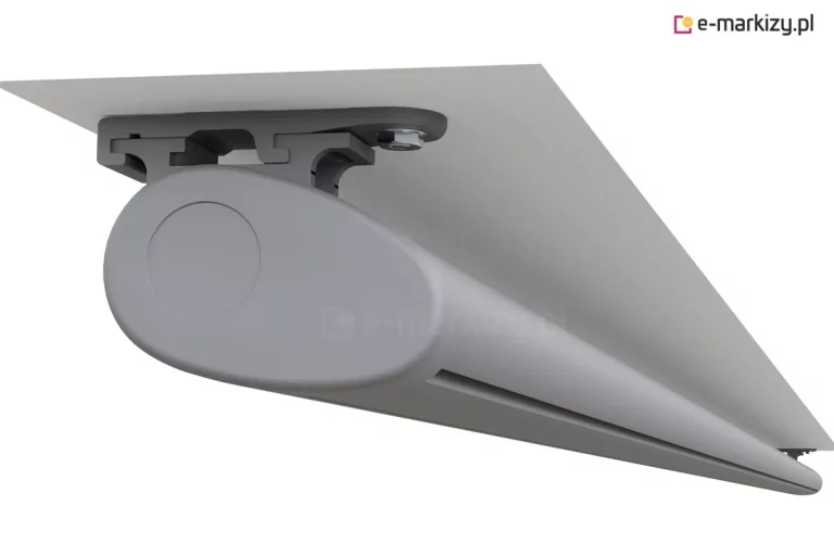 Zbliżenie na aluminiową kasetę markizy tarasowej w kolorze szarym, zamontowaną bezpośrednio do płaskiej powierzchni sufitu. Obudowa markizy ma owalny, aerodynamiczny kształt z widocznym deklem bocznym oraz podłużną szczeliną u dołu, przez którą wysuwa się materiał. Konstrukcja jest zamocowana za pomocą dwóch systemowych uchwytów sufitowych o profilu przypominającym literę „T”, które są przykręcone do podłoża za pomocą stalowych śrub z podkładkami i nakrętkami. Całość przedstawiona jest na białym tle w perspektywie dolnej, ukazującej mechanizm montażowy oraz długość profilu markizy.