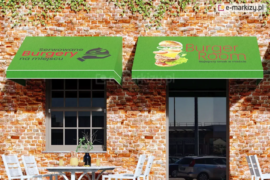 Dwie trójkątne markizy koszowe z poszyciem i prostą falbaną wykonaną z zielonej tkaniny akrylowej oraz nadrukami logo restauracji serwującej burgery, umieszczone na ścianie z surowej czerwonej cegły nad oknem i drzwiami wejściowymi do restauracji. Przed oknem ustawiono biały stolik z czarnym wazonem z roślinką oraz jedzeniem i cztery krzesła dopasowane do stolika. W drzwiach wejściowych odbicie parkujących w pobliżu samochodów.