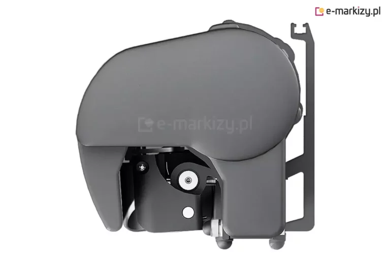 Zbliżenie na profil boczny zamkniętej kasety markizy tarasowej Palladio. Obudowa o ergonomicznym, opływowym kształcie wykonana jest z aluminium w kolorze ciemnoszarym. Na zdjęciu widoczny jest boczny dekiel kasety oraz zintegrowany z tyłu stalowy uchwyt montażowy typu uniwersalnego. W dolnej części konstrukcji widoczne są elementy mechanizmu przegubowego ramion oraz śruby regulacyjne, które po zamknięciu markizy są estetycznie osłonięte przez kasetę, chroniącą tkaninę przed czynnikami atmosferycznymi.
