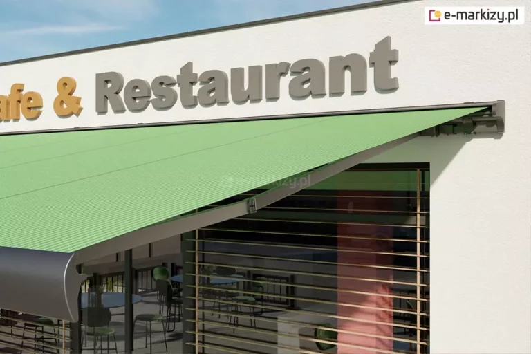 Markiza Palladio zamocowana do białej ściany pod napisem "restaurant" zacienia wejście do restauracji oraz duże przeszklenia zasłonięte częściowo żaluzjami fasadowymi. W szklanych drzwiach wejściowych odbijają się ustawione w ogródku restauracji stoliki z krzesłami dla klientów.