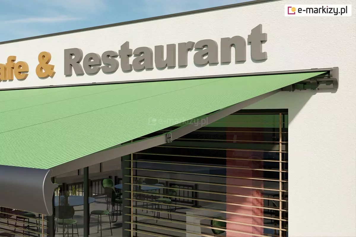 Markiza Palladio zamocowana do białej ściany pod napisem "restaurant" zacienia wejście do restauracji oraz duże przeszklenia zasłonięte częściowo żaluzjami fasadowymi. W szklanych drzwiach wejściowych odbijają się ustawione w ogródku restauracji stoliki z krzesłami dla klientów.