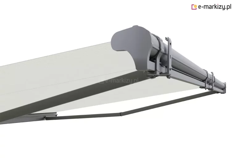 Render techniczny przedstawiający detale konstrukcyjne markizy tarasowej w pełnej kasecie Palladio Aluprof, widoczny od dołu i z boku na białym tle. Zdjęcie ukazuje mechanizm mocowania markizy za pomocą stalowych uchwytów montażowych obejmujących tylny profil nośny. Widoczna jest boczna pokrywa kasety o ergonomicznym kształcie w kolorze szarym oraz wysunięte, jasne poszycie materiałowe. Pod tkaniną znajdują się przegubowe ramiona markizy o prostokątnym przekroju w kolorze ciemnoszarym, które odpowiadają za stabilne rozwijanie i napięcie materiału.