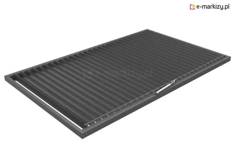 Wizualizacja modułu dachowego pergoli SB400R Aluprof w kolorze antracytowym, przedstawiona z perspektywy z góry pod kątem. Zdjęcie ukazuje prostokątną, aluminiową ramę konstrukcyjną, w której zamontowano szereg równoległych, obracanych lameli. Lamele są ustawione w pozycji lekko uchylonej, co pozwala na wgląd w mechanizm ich mocowania oraz system sterowania. Na bocznej krawędzi ramy widoczny jest liniowy siłownik elektryczny połączony z szyną napędową, która odpowiada za synchroniczną zmianę kąta nachylenia wszystkich piór dachu. Konstrukcja charakteryzuje się matowym wykończeniem i precyzyjnym spasowaniem elementów mechanicznych, typowym dla systemów lamelowych sterowanych automatycznie.