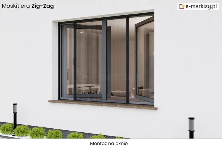 Moskitiera plisowana Zig Zag zamontowana na tradycyjnym oknie, do ramy okna o szarej ramie z dwoma otwartymi skrzydłami. Ściana z oknem w kolorze białym, pod którą posadzono niskie iglaki oraz ustawiono lampy ogrodowe. Poniżej napis "montaż na oknie".
