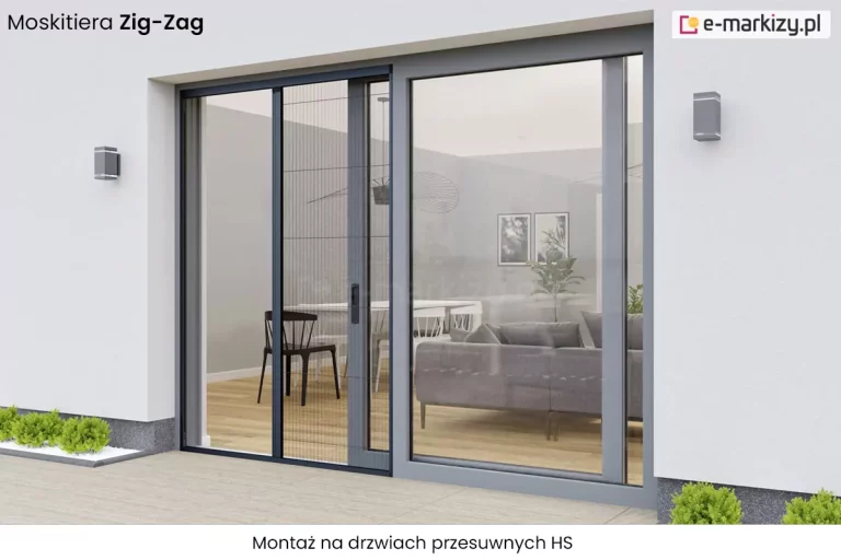 Moskitiera plisowana Zig-Zag zamontowana we wnęce ramy okna HS o szarej ramie. Częściowo rozwinięta siatka moskitiery osłania wnętrze pomieszczenia z dużym stołem z krzesłami oraz szara kanapą z poduchami.