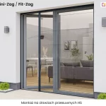 Zdjęcie prezentuje szerokie drzwi tarasowe typu HS z zamontowaną moskitierą plisowaną model Mini-Zag / Fit-Zag w kolorze antracytowym. Produkt jest zainstalowany na zewnętrznej elewacji nowoczesnego budynku o białych ścianach, na których symetrycznie po obu stronach wnęki okiennej umieszczono szare, prostokątne kinkiety zewnętrzne. Przez transparentną, czarną siatkę o strukturze plisy widać nowocześnie urządzone pomieszczenie z szarą kanapą, białym stołem jadalnianym, krzesłami oraz dekoracyjną lampą wiszącą. Konstrukcja ramy moskitiery idealnie pokrywa się z liniami stolarki okiennej w kolorze ciemnoszarym. U dołu elewacji widoczna jest szara podmurówka oraz pas dekoracyjnych zielonych krzewów posadzonych w białym żwirku, co podkreśla estetykę wykończenia tarasu. W górnej części grafiki znajduje się techniczny napis informujący o modelu produktu Moskitiera Mini-Zag / Fit-Zag, a w dolnej części widnieje podpis wskazujący na zastosowanie: Montaż na drzwiach przesuwnych HS. Całość obrazu ma charakter informacyjny, przedstawiając produkt w rzeczywistej aranżacji architektonicznej.