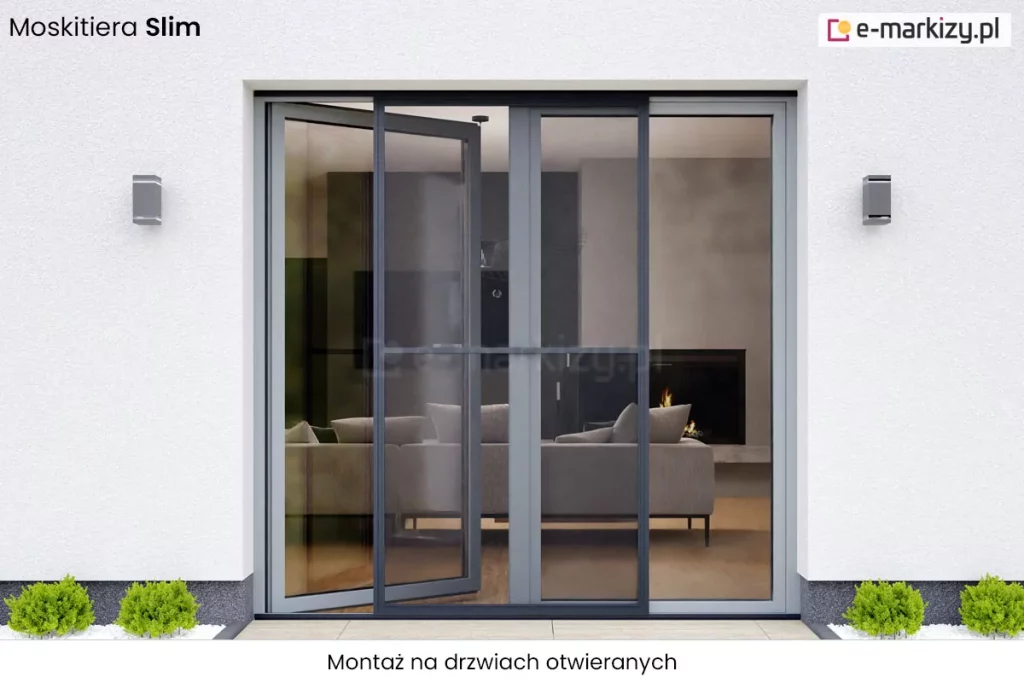 Moskitiera Slim zamontowana na dużych, przeszklonych drzwiach tarasowych, które prowadzą do nowocześnie urządzonego salonu. Zdjęcie prezentuje produkt w ujęciu od zewnątrz budynku, ukazując białą elewację z dwoma minimalistycznymi kinkietami po bokach wnęki drzwiowej oraz niską, ozdobną roślinność u dołu. Konstrukcja moskitiery Slim składa się z ciemnej, wąskiej ramy wykonanej z aluminium, która jest podzielona pionową poprzeczką na dwie równe części. Wewnątrz ramy rozpięta jest drobna siatka o wysokiej przejrzystości, która skutecznie zabezpiecza wnętrze przed owadami, nie ograniczając przy tym widoczności ani dopływu światła. Skrzydło moskitiery jest zamontowane w sposób umożliwiający jego swobodne przesuwanie.. Przez transparentną powierzchnię moskitiery Slim widać wnętrze pomieszczenia z jasną kanapą, stolikiem kawowym oraz kominkiem, w którym pali się ogień. Całość kompozycji podkreśla estetyczny i dyskretny design profilu, który idealnie komponuje się z nowoczesną stolarką otworową i minimalistyczną architekturą obiektu. W dolnej części zdjęcia na białym pasku napis "montaż na drzwiach otwieranych".