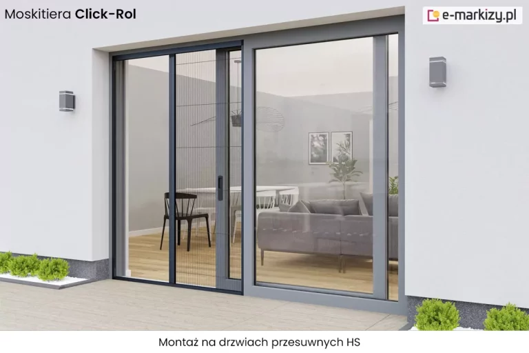 Wizualizacja nowoczesnego systemu ochrony przeciwinsektowej w formie moskitiery plisowanej typu Click-Rol, zainstalowanej na dużych drzwiach przesuwnych typu HS w nowoczesnym domu jednorodzinnym. Zdjęcie ukazuje montaż moskitiery z siatką w kolorze ciemnoszarym, która jest częściowo rozsunięta, prezentując swoją charakterystyczną harmonijkową strukturę oraz stabilny profil przesuwny. System zamontowany jest wewnątrz wnęki drzwiowej, płynnie współgrając z aluminiową ramą przeszklenia o wykończeniu w kolorze antracytowym. Przez przezroczystą szybę drzwi tarasowych widoczne jest starannie urządzone wnętrze salonu z zestawem wypoczynkowym, jasną podłogą oraz minimalistycznymi dodatkami, co podkreśla estetyczne walory osłony, która nie ogranicza dostępu światła dziennego. Konstrukcja moskitiery obejmuje pionowy uchwyt ułatwiający obsługę oraz prowadnice zapewniające płynny ruch przesuwu, a całość osadzona jest w białej elewacji budynku z widocznym wyjściem na taras wyłożony płytkami ceramicznymi. Tło zewnętrznej przestrzeni dopełniają symetrycznie rozmieszczone kinkiety elewacyjne oraz niska roślinność ozdobna w formie kulistych krzewów, tworząc spójną i funkcjonalną aranżację strefy wyjściowej.