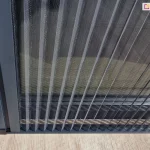 Solidne, aluminiowe profile moskitiery oraz plisowana siatka moskitiery Zig-Zag tworzą szczelną i skuteczną osłonę przeciw komarom i innym owadom.