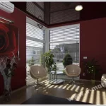 Widok na luksusowe wnętrze salonu lub poczekalni z narożnym przeszkleniem, wyposażonym w wewnętrzne żaluzje poziome fasadowe C50 Slim. Srebrne lamele są ustawione pod kątem, tworząc na jasnej podłodze charakterystyczny efekt światłocienia i zapewniając prywatność bez całkowitego odcięcia dopływu światła dziennego. Ściany pomieszczenia wykończone są w głębokim bordowym kolorze, a na jednej z nich znajduje się duża grafika przedstawiająca czerwoną różę z dedykowanym podświetleniem liniowym. Wnętrze uzupełniają dwa beżowe fotele klubowe na metalowych nogach, szklany stolik kawowy oraz nowoczesny fotel masujący. Na górze, obok klimatyzatora ściennego, widoczna jest ciemna, błyszcząca tafla napinanego sufitu, która odbija konstrukcję żaluzji i oświetlenie. Przez okna widoczny jest fragment parkingu i nowoczesnej architektury miejskiej, co podkreśla funkcję żaluzji w regulacji nasłonecznienia w mocno przeszklonych budynkach.
