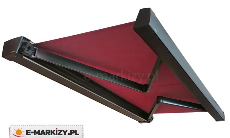 Markiza elektryczna Moderno w kwadratowej czarnej kasecie z czerwonym poszyciem widocznym nad lekko rozłożonymi ramionami, pokazana na białym tle.