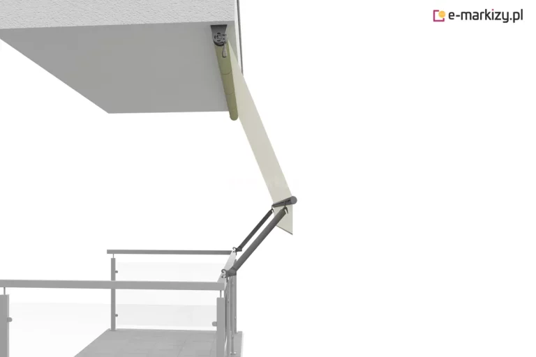Wizualizacja 3D przedstawiająca produkt, jakim jest markiza balkonowa poręczowa, zamontowana na nowoczesnym balkonie. Zdjęcie ukazuje konstrukcję z perspektywy bocznej, co pozwala na dokładne prześledzenie sposobu montażu i działania systemu. Górna część markizy, czyli rura nawojowa z tkaniną w kolorze kremowym lub jasnobeżowym, jest przytwierdzona do sufitu balkonu powyżej za pomocą ciemnoszarych uchwytów bocznych. Materiał rozwija się pionowo w dół, a następnie zostaje odchylony na zewnątrz dzięki zastosowaniu dwóch skośnych ramion bocznych w kolorze antracytowym. Ramiona te są zamontowane bezpośrednio do poręczy balustrady balkonowej, która składa się z metalowych słupków i szklanych paneli wypełniających. Dolna krawędź poszycia jest zakończona obciążającą belką, do której przymocowane są haczyki łączące materiał z ramionami, co nadaje osłonie charakterystyczny kształt litery V odwróconej bokiem. Całość zaprezentowana została na czystym, białym tle, podkreślając techniczne detale mocowania ramion do barierki oraz mechanizm zwijający z widocznym uchem napędowym.