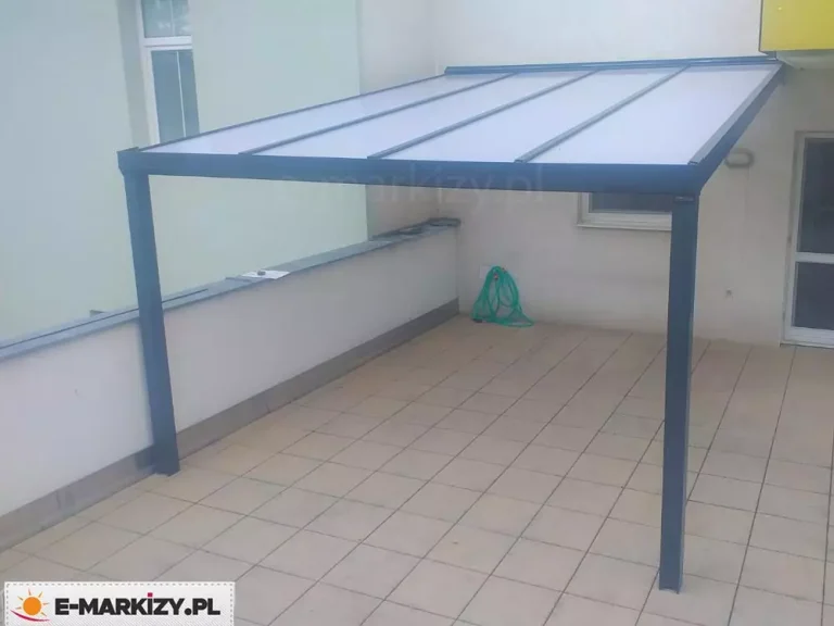 Przykład użytkowego przeznaczenia zadaszenia na taras Modes. W tym wypadku nie chroni ono wyjścia na zewnątrz, lecz służy jako ochrona dla przedmiotów pozostawionych na obszernym balkonie.