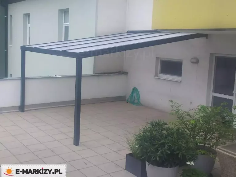 Maksymalna wysokość zadaszenia Modes to 2,5m. Wysokość podpór może być jednak dopasowana do indywidualnych potrzeb. W zależności od wysokości podpory oraz wysięgu zadaszenia różna będzie wysokość montażu konstrukcji na ścianie.